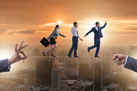 商界人士步履维艰室内镜头惊呆了, 金发女郎不停地张