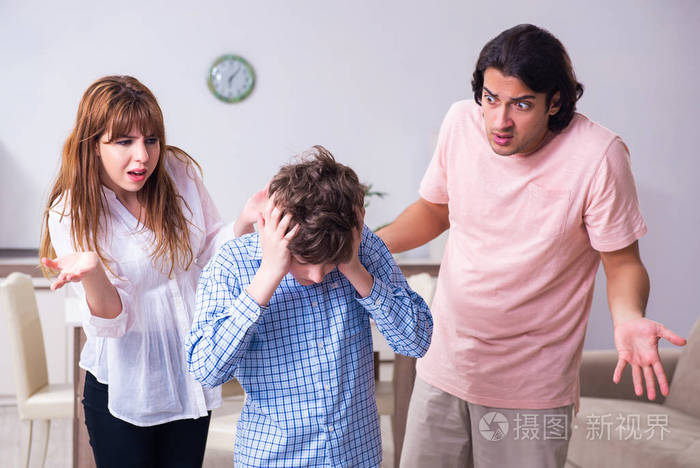 夫妻子女家庭矛盾照片-正版商用图片29wg2w-摄图新视界