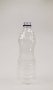 一个白色的瓶子在一个封闭的塑料背景上
