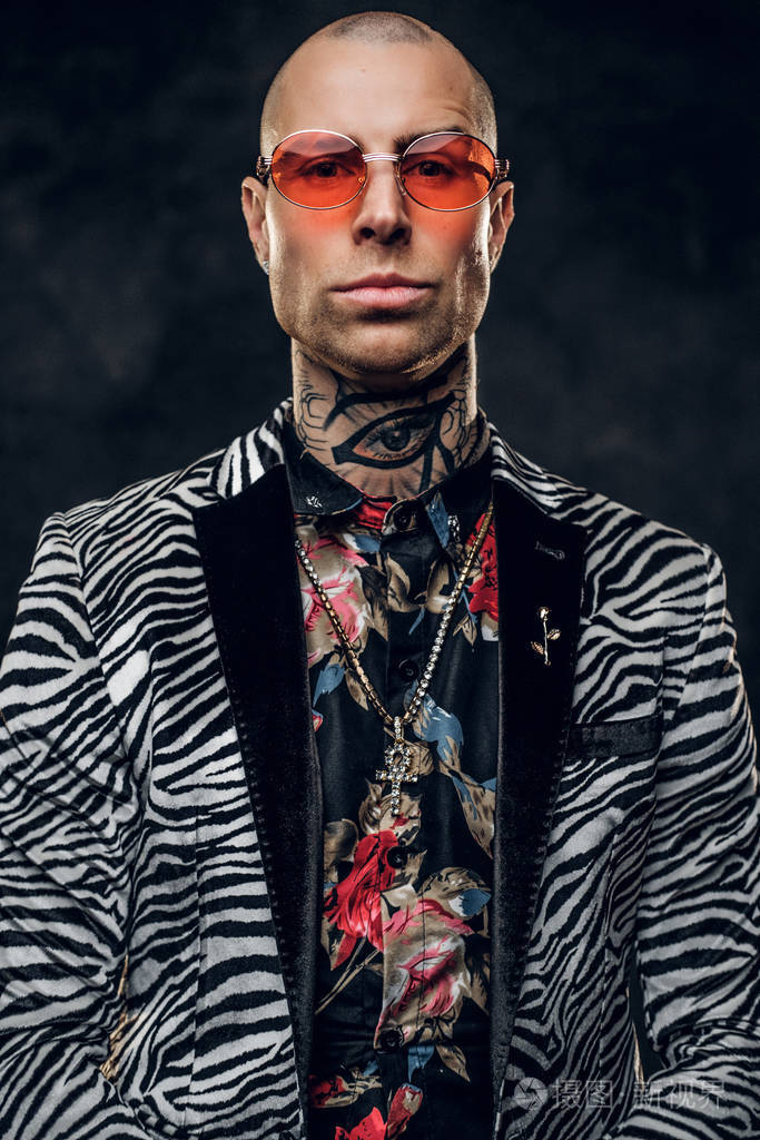冷静纹身光头时尚男模在摄影棚摆姿势拍照肖像特写