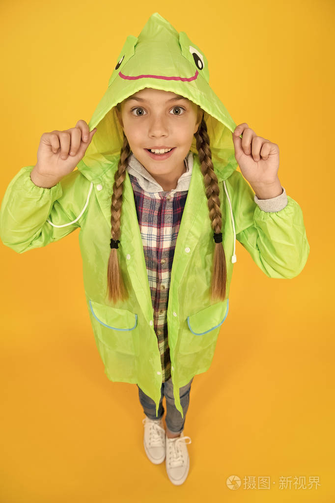 女学生连帽雨衣享受雨天.每个孩子都应该试试防水的衣服.