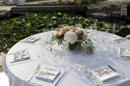 台布 仪式 餐巾 盘子 服务 玫瑰 夏天 庆祝 好的 晚餐