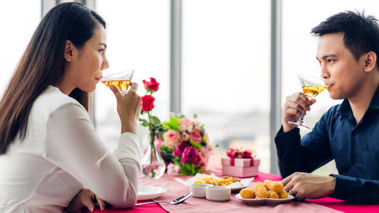 浪漫 美丽的 酒精 女人 晚餐 男朋友 幸福 约会 周年纪念日