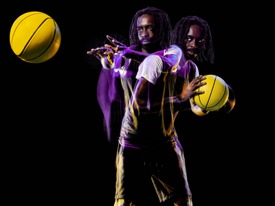 非洲篮球运动员孤立的黑色背景