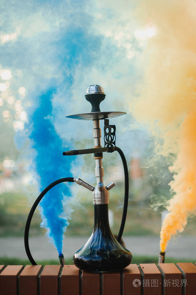 彩色烟雾背景下的室外水烟照片-正版商用图片29x78k-摄图新视界