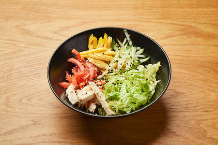 减肥食品 芝麻菜 美味的 生菜 烤的 肉片 烹饪 盘子 午餐