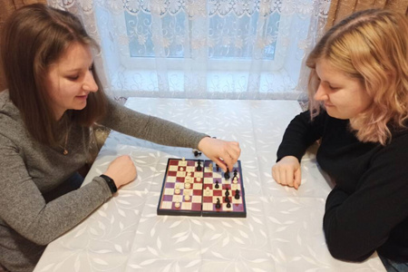 情感 在一起 竞争 集中 女人 专注 爱好 棋盘 桌子 技能