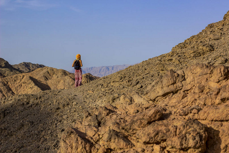温暖的 徒步旅行 旅游业 荒野 沙漠山 徒步旅行者 探索