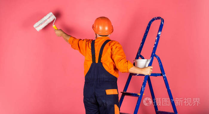 保温工程油漆工楼梯修理一个穿着工作服的人在空房间里粉刷墙壁整体