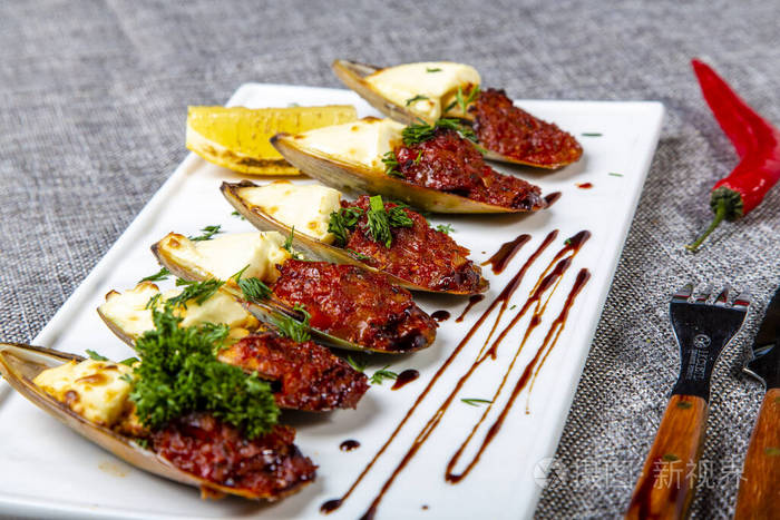 musselssaganakimusselswithfetacheeseandspicyvegetable