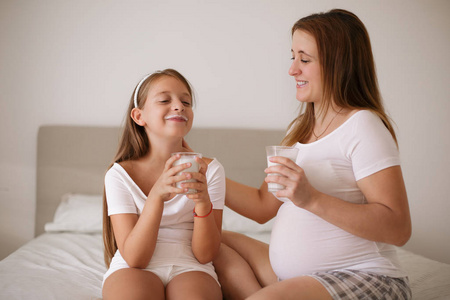 女人 白种人 妈妈 饮食 小孩 营养 乳制品 家庭 健康