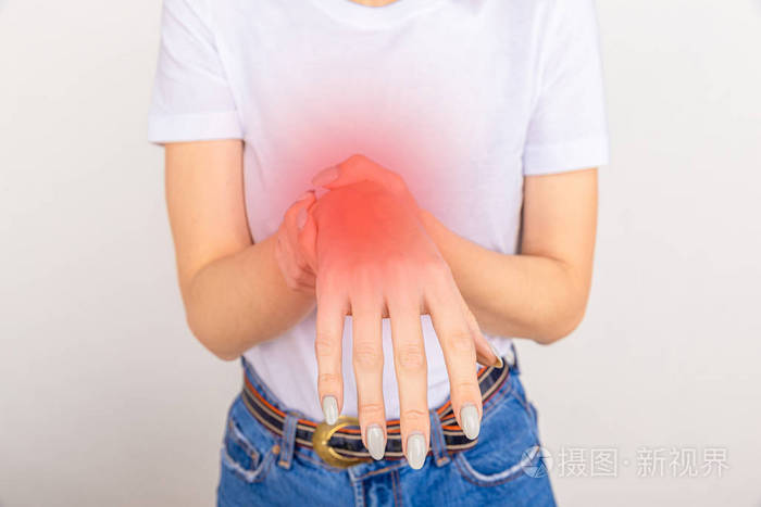 老年妇女疼痛,虚弱,手腕刺痛.