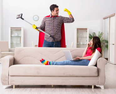超级英雄丈夫在家帮助妻子图片
