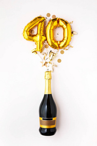 40周年纪念派对快乐。香槟酒瓶配金色气球。