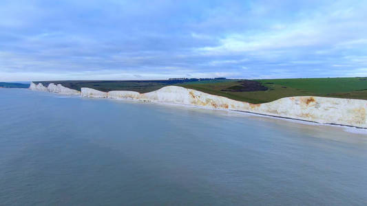 英国海岸的白色悬崖鸟瞰图