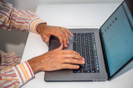个人电脑 在室内 书桌 商人 计算机 打字 男人 因特网