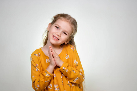 金发小女孩像天使一样双手合十照片