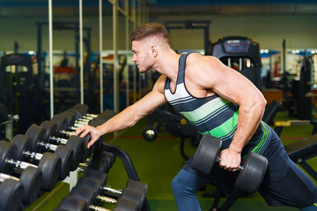 重的 三头肌 胸部 腹部 运动型 男人 健美 能量 训练