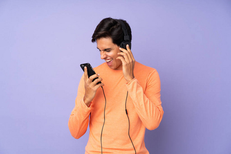 收音机 技术 黑发 快乐 颜色 西班牙裔 享受 手机 成人