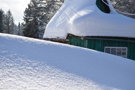 天空 小山 圣诞节 自然 季节 寒冷的 房子 森林 滑雪