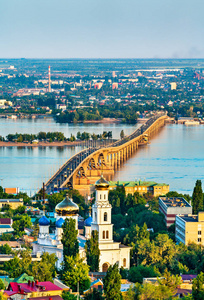 萨拉托夫恩格斯桥横跨伏尔加和萨拉托夫大教堂，俄罗斯