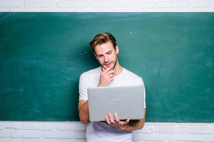 it技术。大学教师使用计算机技术。男人用4g互联网学习。现代教育在线。电子学习班的学生。回到学校。商学院。it专家