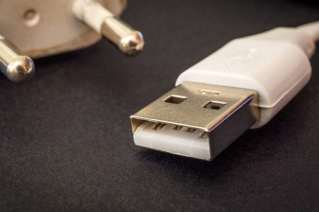 USB充电器电缆黑色表面特写经常用于给智能手机或平板电脑充电