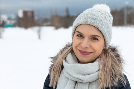 女人 面对 成人 天气 降雪 外套 幸福 十二月 寒冷的