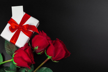 美丽的玫瑰和礼品盒。创意照片。