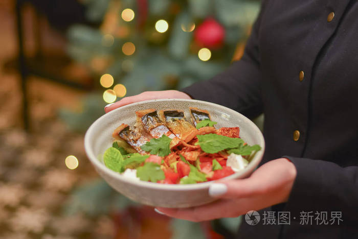 餐厅服务餐厅里的女服务员端着菜端着蔬菜沙拉