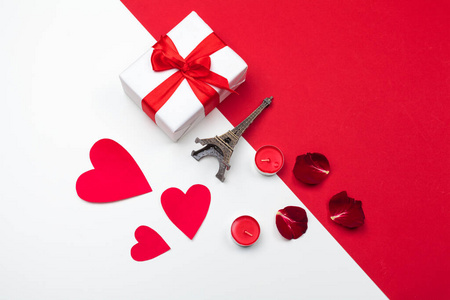 礼盒，红纸心形。情人节。爱的象征。复制空间，平铺