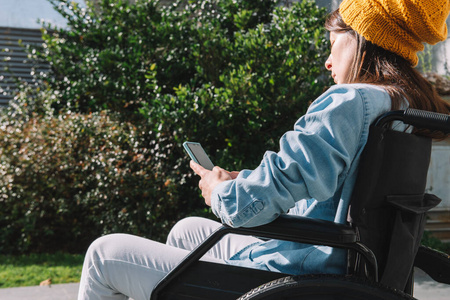 独立 智能手机 幸福 连接 椅子 健康 活动 灵感 康复