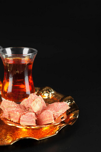 一个碗，里面放着土耳其乐团和红茶。创意照片。