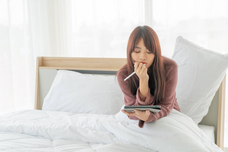 成人 卧室 房子 阅读 亚洲 电话 女人 平板电脑 复制空间