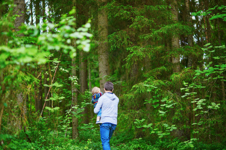 男人 家庭 芬兰 婴儿 行走 父亲 自然 人类 爸爸 小孩