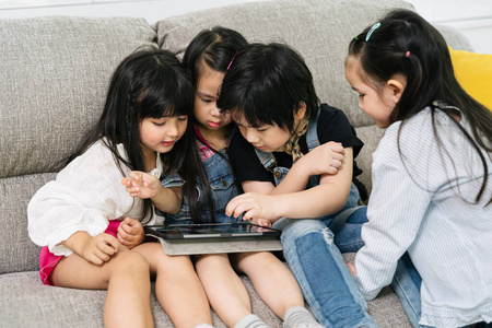 触摸屏 童年 平板电脑 肖像 乐趣 教育 亚洲 计算机 小孩