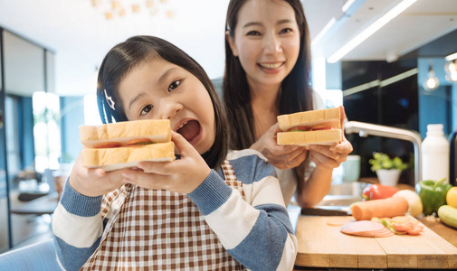 起源 蔬菜 准备 母亲 早餐 食物 烹饪 女人 帮助 在一起