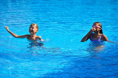 孩子们在游泳池里玩得很开心。宝贝节日快乐