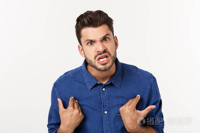 年轻的办公室工作人员因压力而发疯尖叫被隔离在白色衣服上