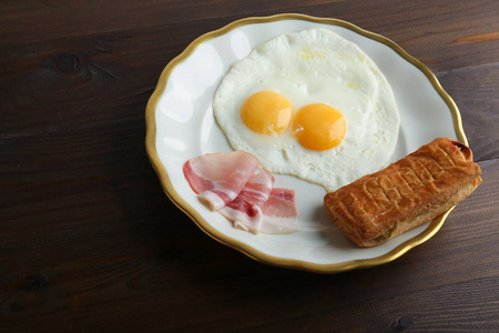 午餐 盘子 面包 培根 鸡蛋 美味的 蛋白质 蛋黄 胆固醇