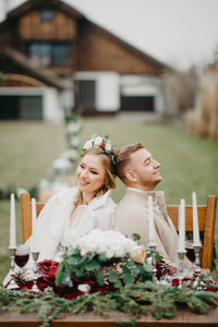 自然 仪式 新婚夫妇 假日 冬天 在一起 桌子 连衣裙 玻璃