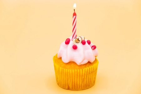 美味的生日蛋糕，带蜡烛，橙色背景。