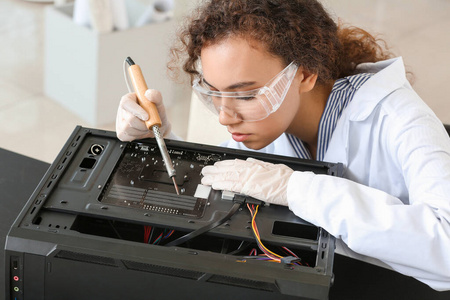 维修 安装 工作 硬件 电子学 女人 专家 拆卸 工具 肖像