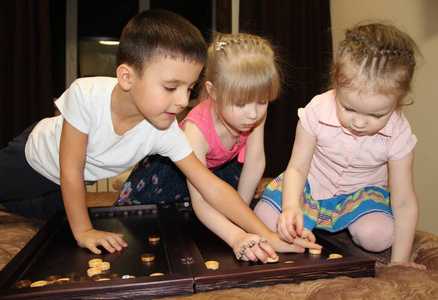 可爱的 家庭 双陆棋 在一起 竞争 骰子 女孩 策略 白种人