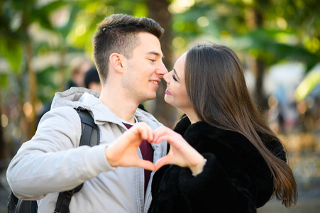 夏天 成人 接吻 女人 乐趣 自然 约会 夫妇 白种人 女朋友