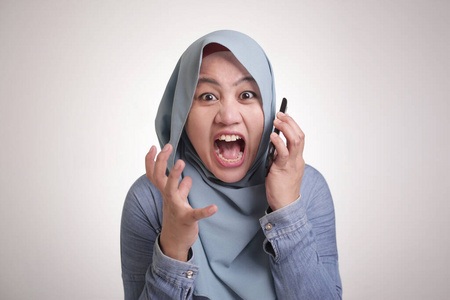 电话里压力很大的女孩生气愤怒的女人给手说话的姿态快乐的女人说话的