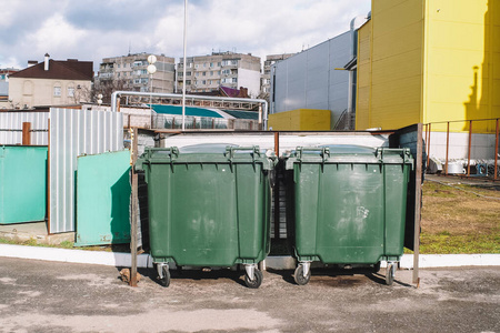 居住区内装有垃圾的现代化垃圾箱。大城市生活固体废物处理处置的环境问题。环境污染的概念。