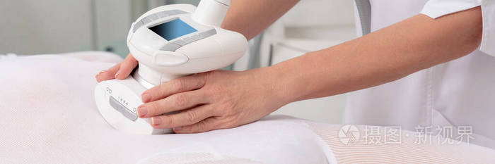 一位身着特殊白色套装的女士在温泉沙龙接受减肥按摩。液化石油气临床治疗。