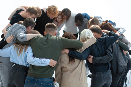 一群志同道合的年轻人围成一圈.照片