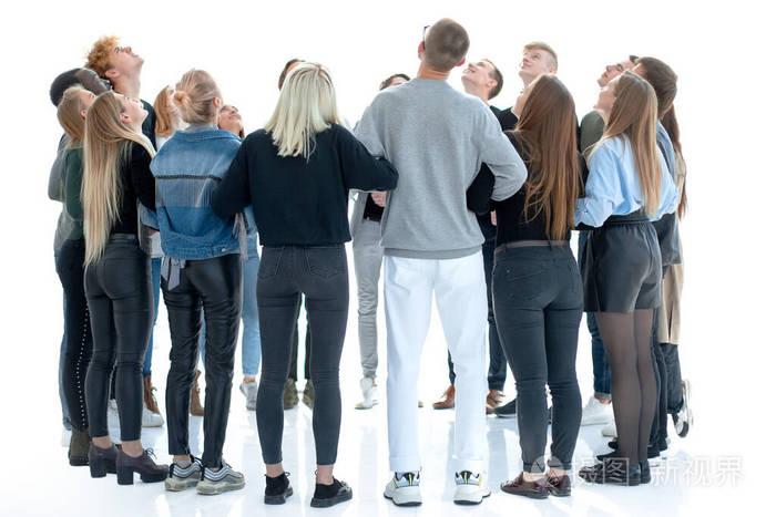 一群年轻人围成一圈